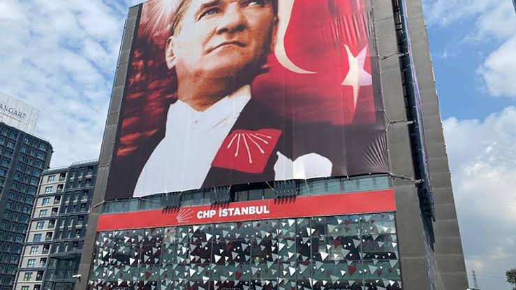 CHP İstanbul İl Kongresi İptal Edildi : Özgür Çelik ve Yönetimi Görevden Alındı!